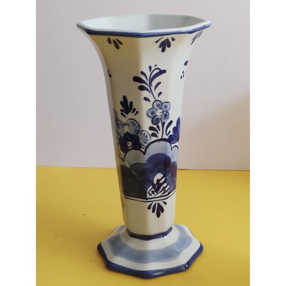 Vintage large 8.5" Delft Hand Painted Blue & White Vase - Picture 12 of 12